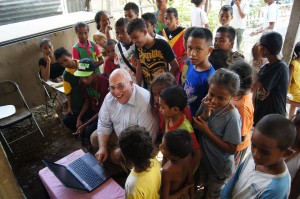 [Macquarie Telecom’s Ralph Parkhurst shows an enthusiastic crowd the Channel 7 footage of Lucas’ visit to Australia in April]
